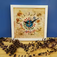 ساعت دیواری آمینا تلفیق کاشی و شیشه طرح  حوض ماهی و گل( قاب سفید)