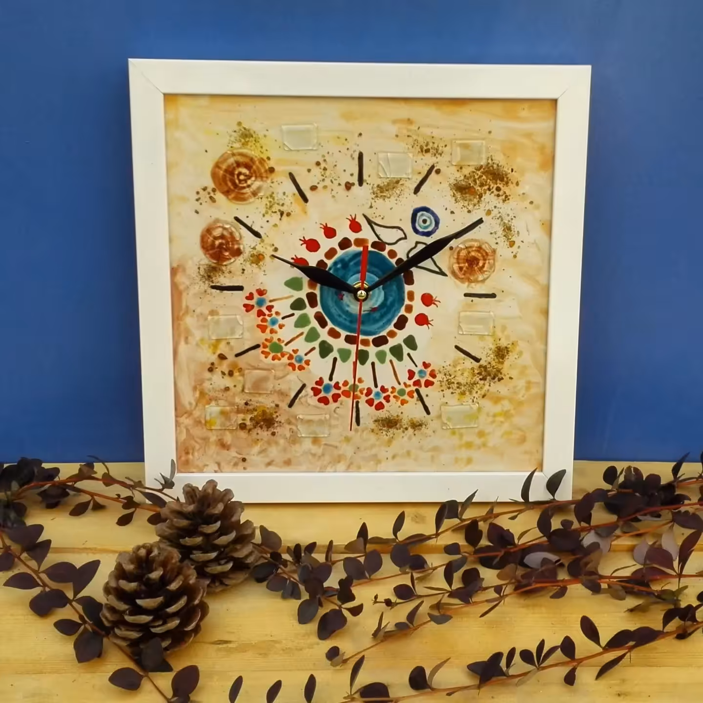 ساعت دیواری آمینا تلفیق کاشی و شیشه طرح  حوض ماهی و گل( قاب سفید)