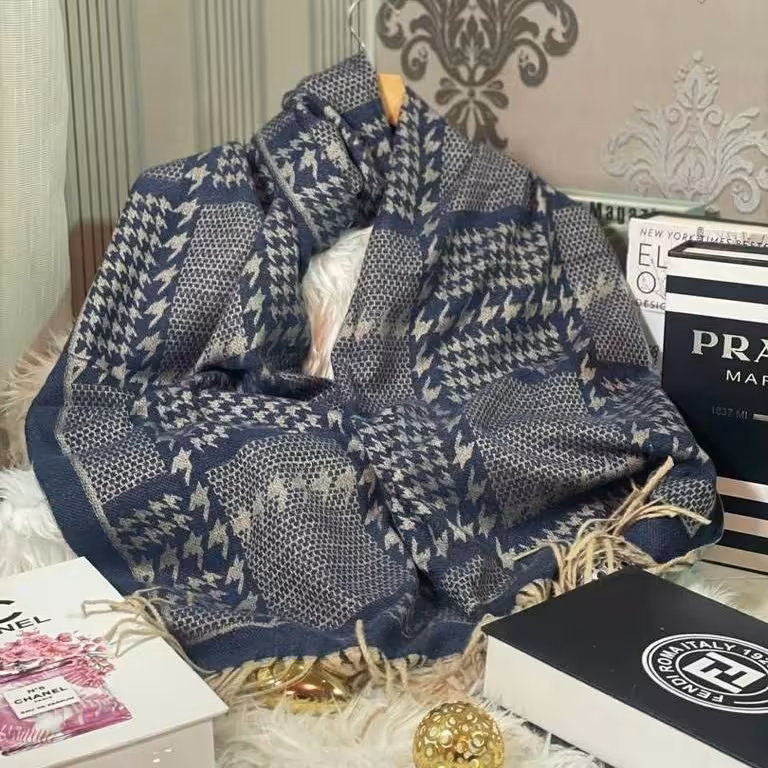 شال موهر وارداتی .رنگبندی طبق تصویر قواره 70 در200 بسیار نرم ولطیف  پرز وکرک نمیدهد کیفیت بینظیر