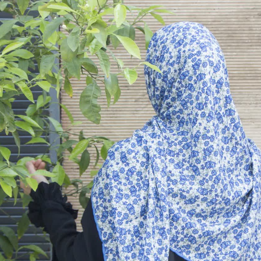 روسری سوپر کرپ گلگلی زمینه سفید قواره 140 دور دوخت