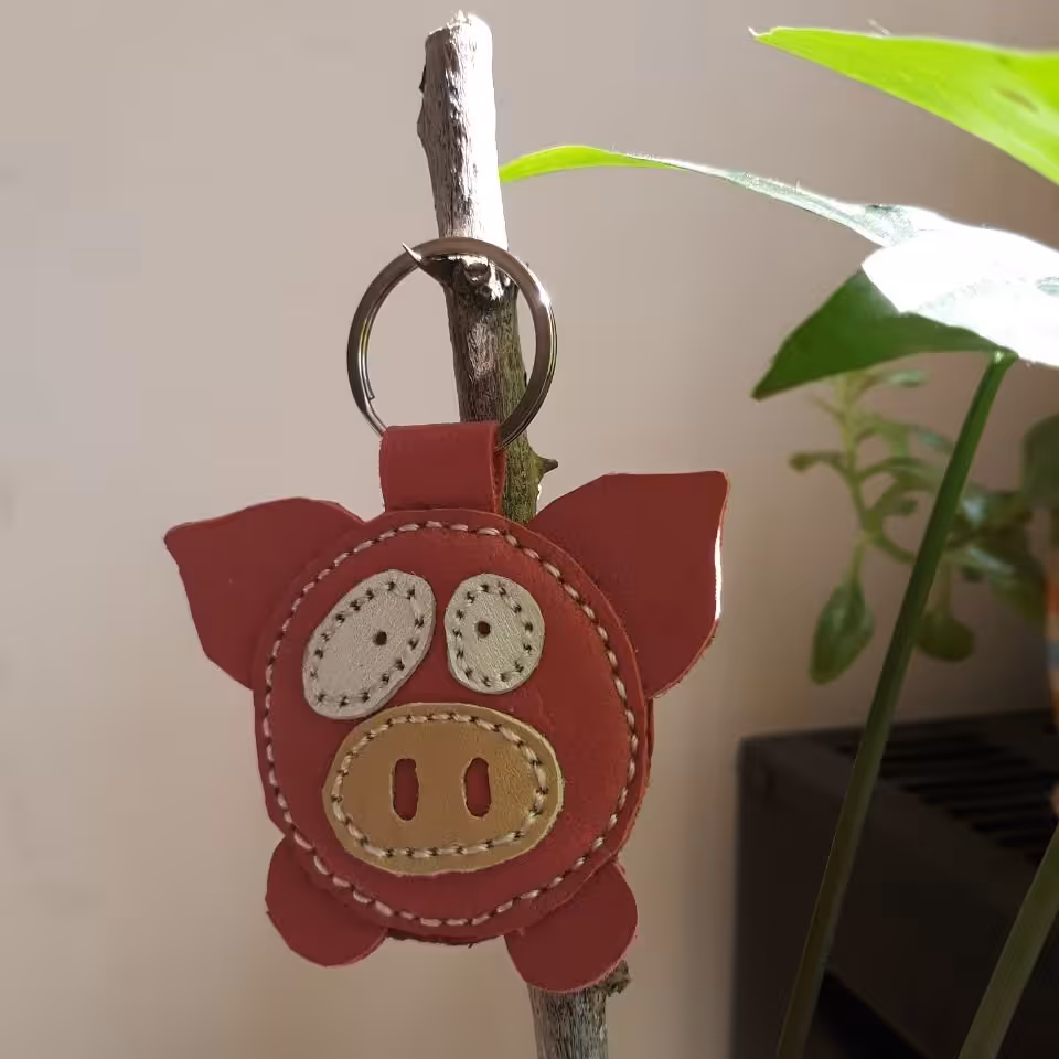 جاسوییچی و آویز کیف خوکی برای شروع یه سال خوکی چرم طبیعی