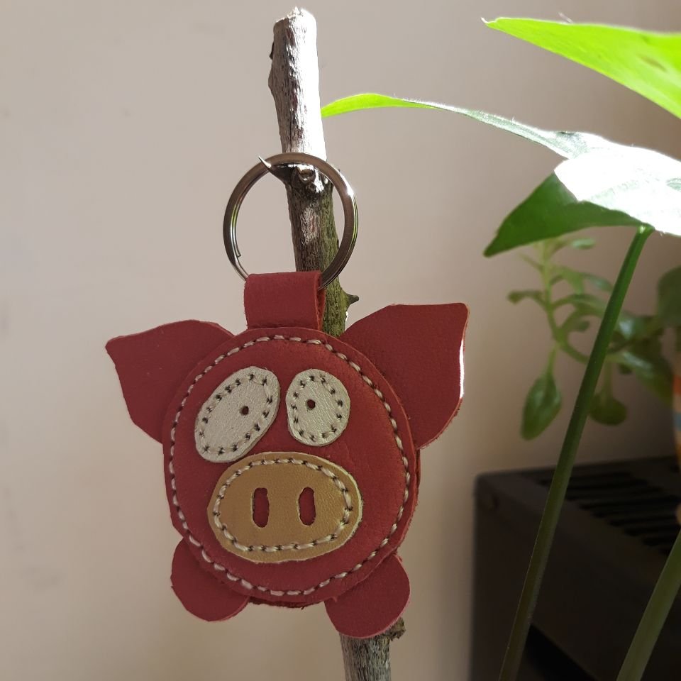 جاسوییچی و آویز کیف خوکی برای شروع یه سال خوکی چرم طبیعی