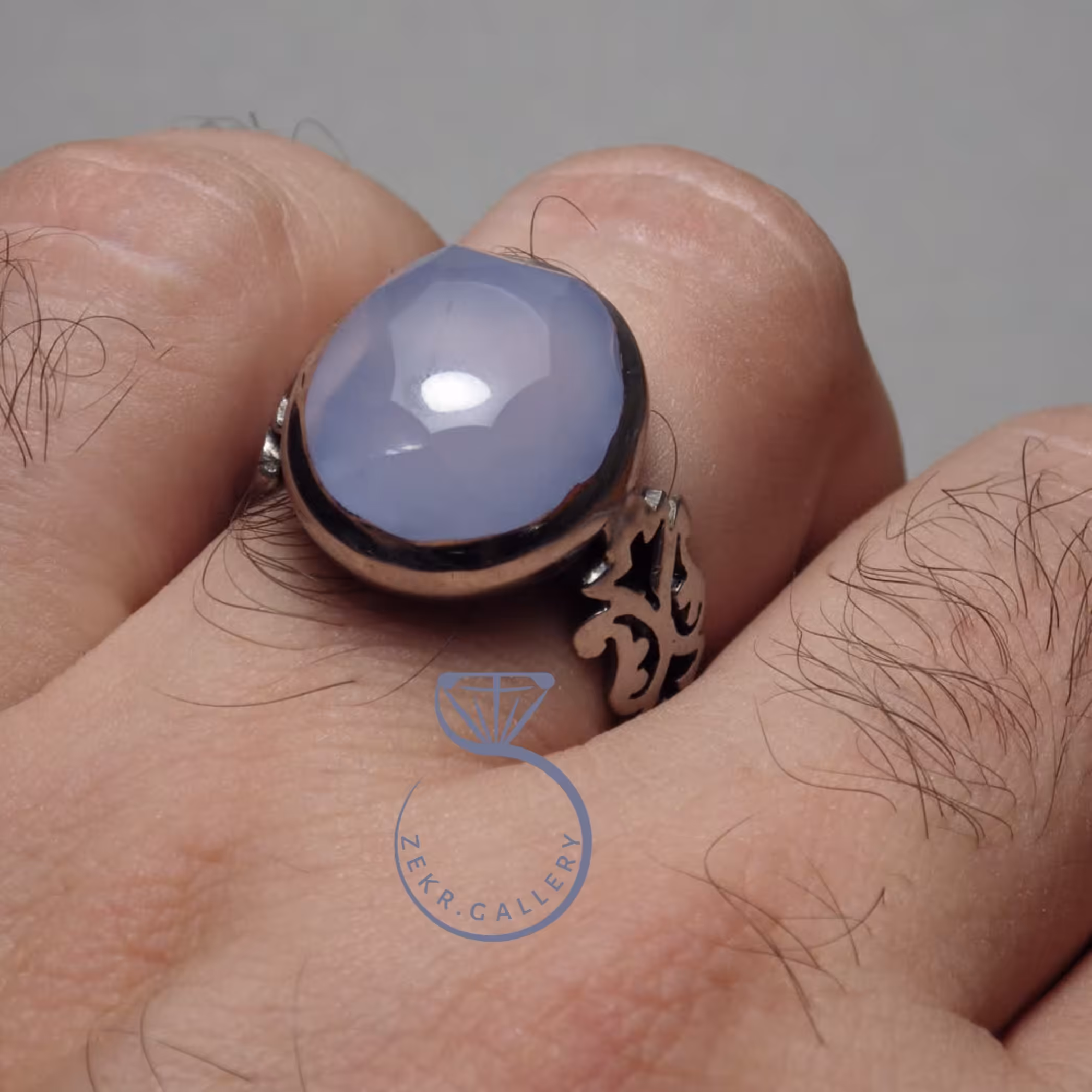 انگشتر عقیق سوسنی یمن اصل الماس تراش (فست) با رکاب دستساز صفوی بغل گل دار و اره کاری تمام رکاب و آبکاری رادیوم