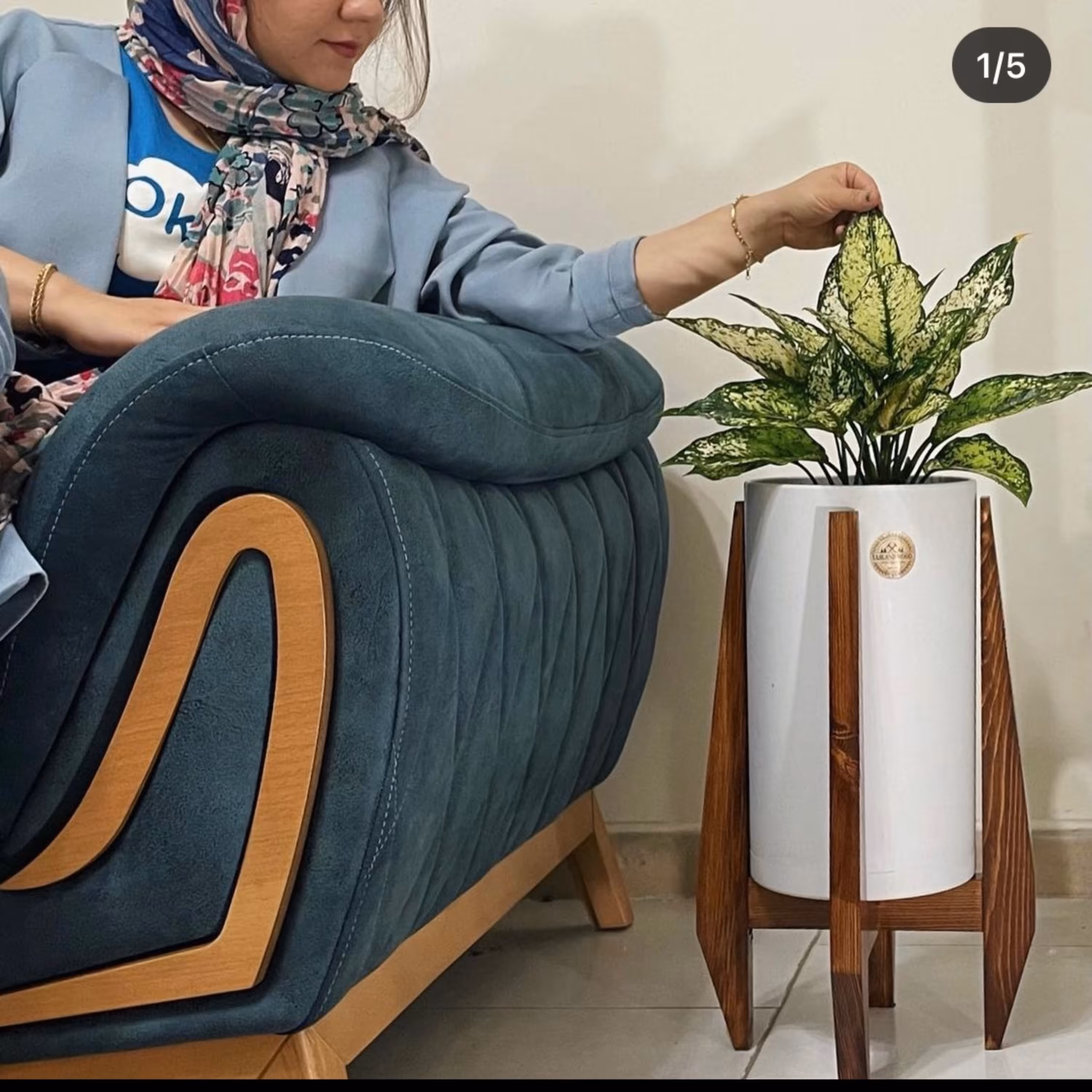 استند چوبی و گلدان پلیمری