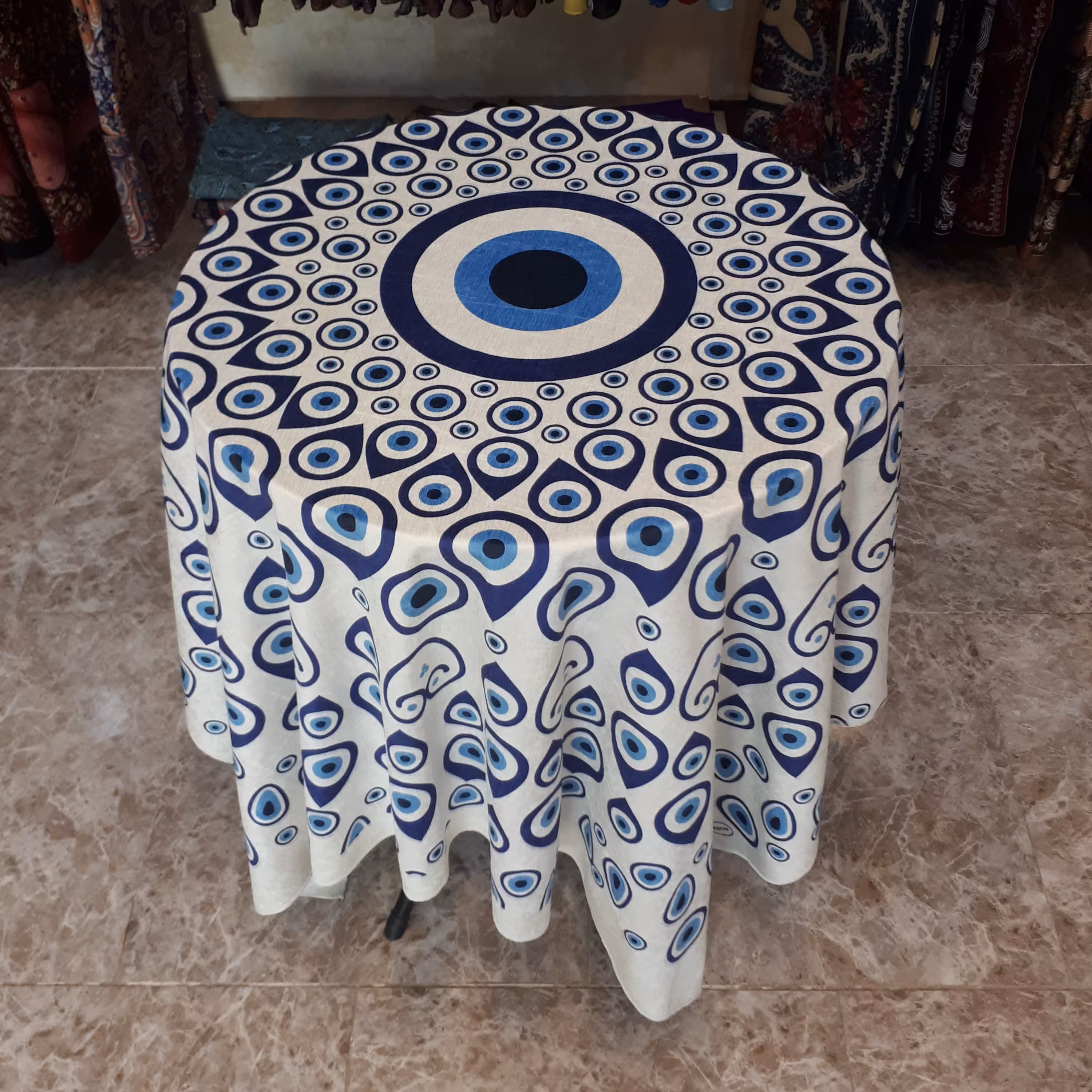 رومیزی  چشم نظر مربع در اندازه 140×140 مخمل برّاق 
بسیار نرم و لطیف و با کیفیت