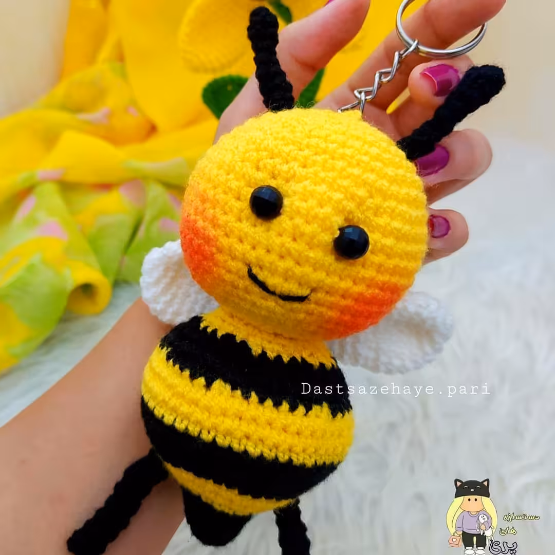 عروسک بافتنی زنبور عسل (با برند مخصوص خودتون) مثال عسل مزیدی  (کاملا دستساز )