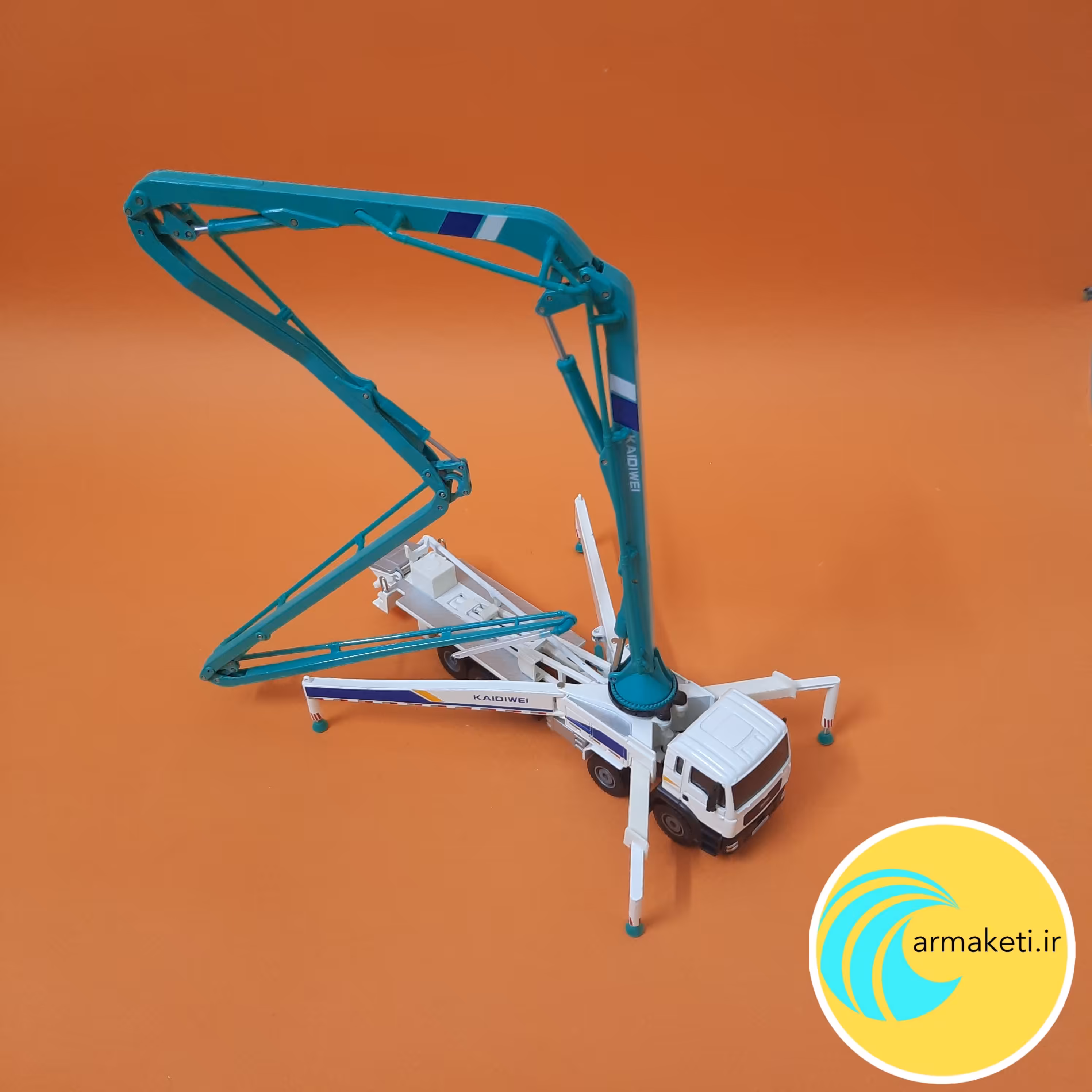 ماکت پمپ بتن فلزی سبزآبی سفید kdw