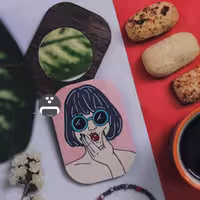 آینه جیبی طرح دختر عینکی پیکسل ساز/جنس چوبی و نقاشی شده/مناسب برای هدیه دادن و استفاده ی روزانه