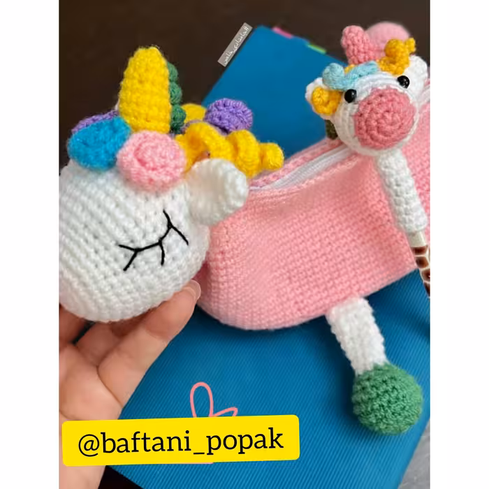 جامدادی  یونیکورن بافتنی پونه  به همراه سرمدادی هدیه ...اینم بگم چند سال میشه استفاده کرد خراب شدنی نیست ..