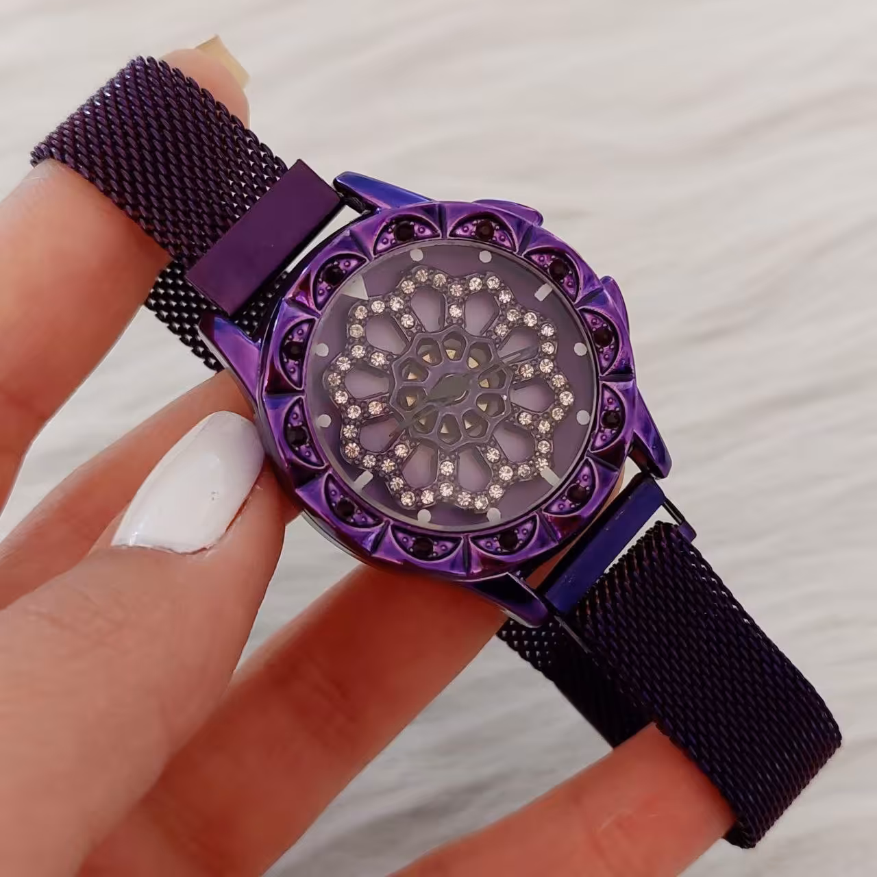 ساعت مچی دخترانه و زنانه رنگ بنفش  صفحه چرخشی بند مگنتی  نگین دار لاکچری و خاص  و جدید 