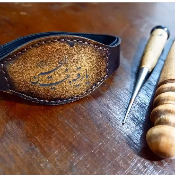 جای حرز  چرم مدل بازو بندی رنگ قهوه ای سایه دار