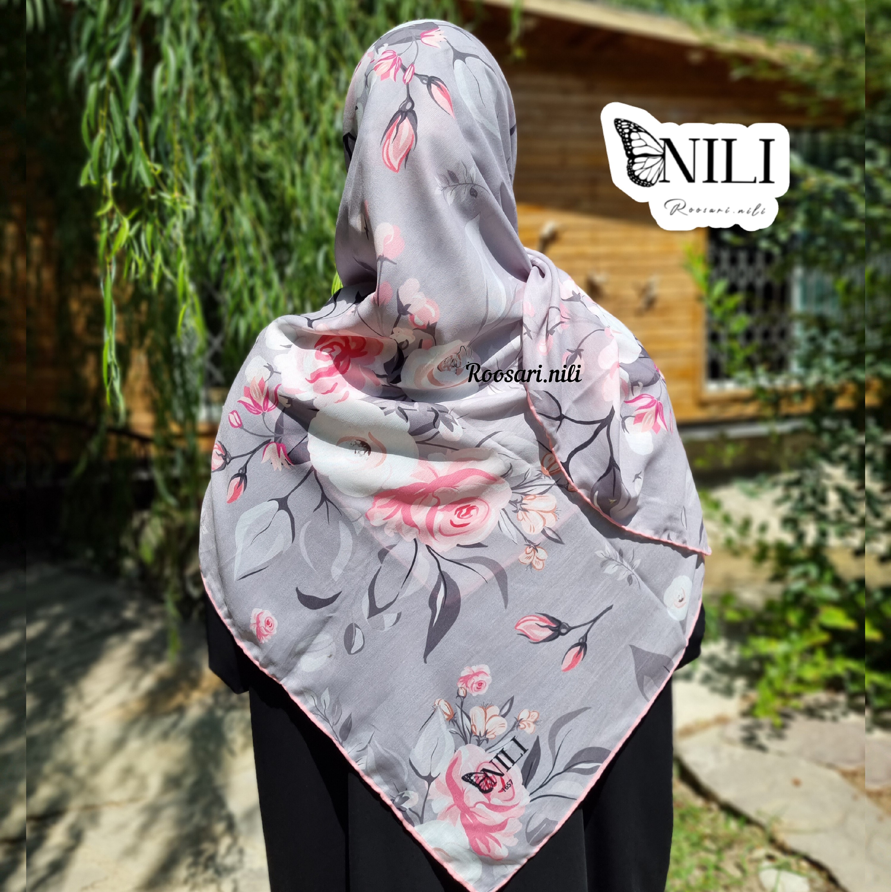 روسری نخی طوسی صورتی کریستالی طرح گل درشت قواره 135 دور دستدوز