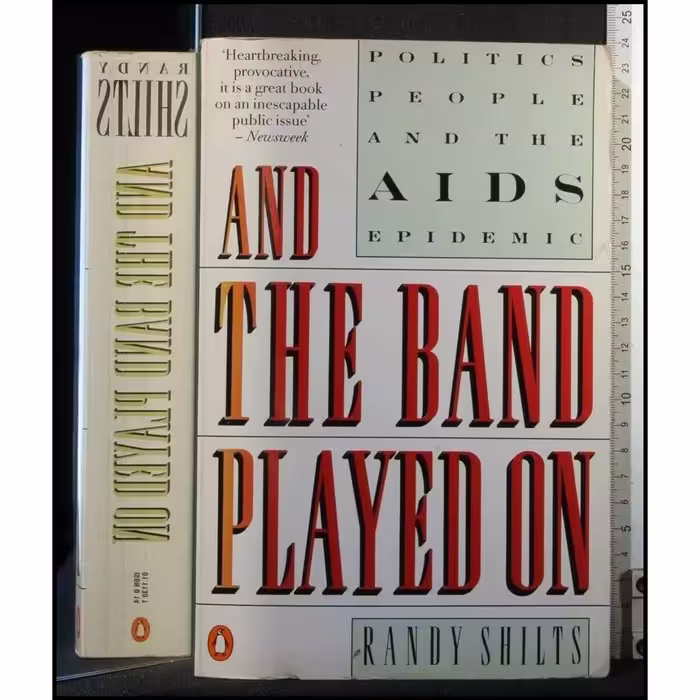 کتاب زبان اصلی And the Band Played on اثر Randy Shilts انتشارات Penguin Books