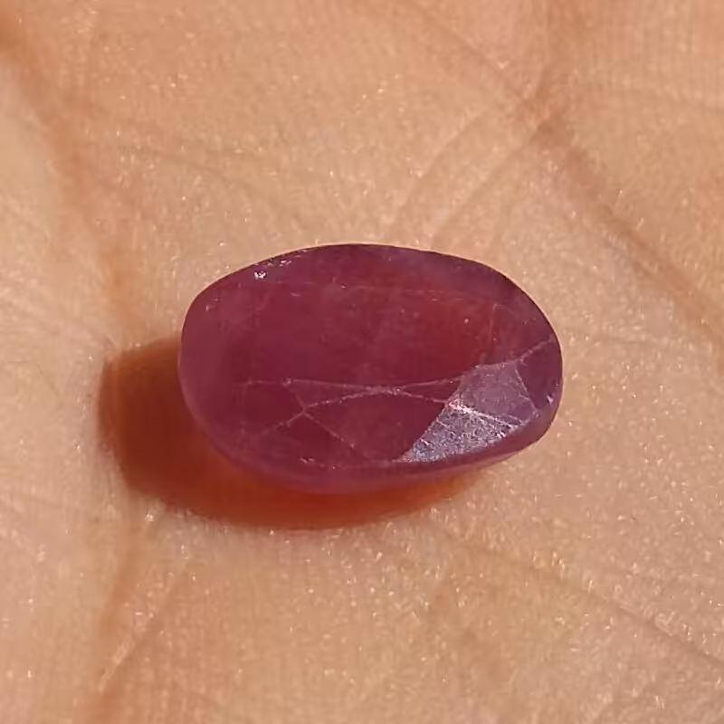 نگین یاقوت سرخ بسیار پر رنگ وارداتی تراش بیضی کد 10479