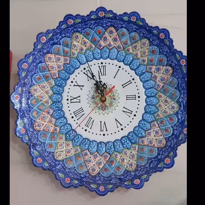 ساعت میناکاری شده با قطر 35 سانتی متر و با طرح و نقش اصیل و خاص و بسیار زیبا