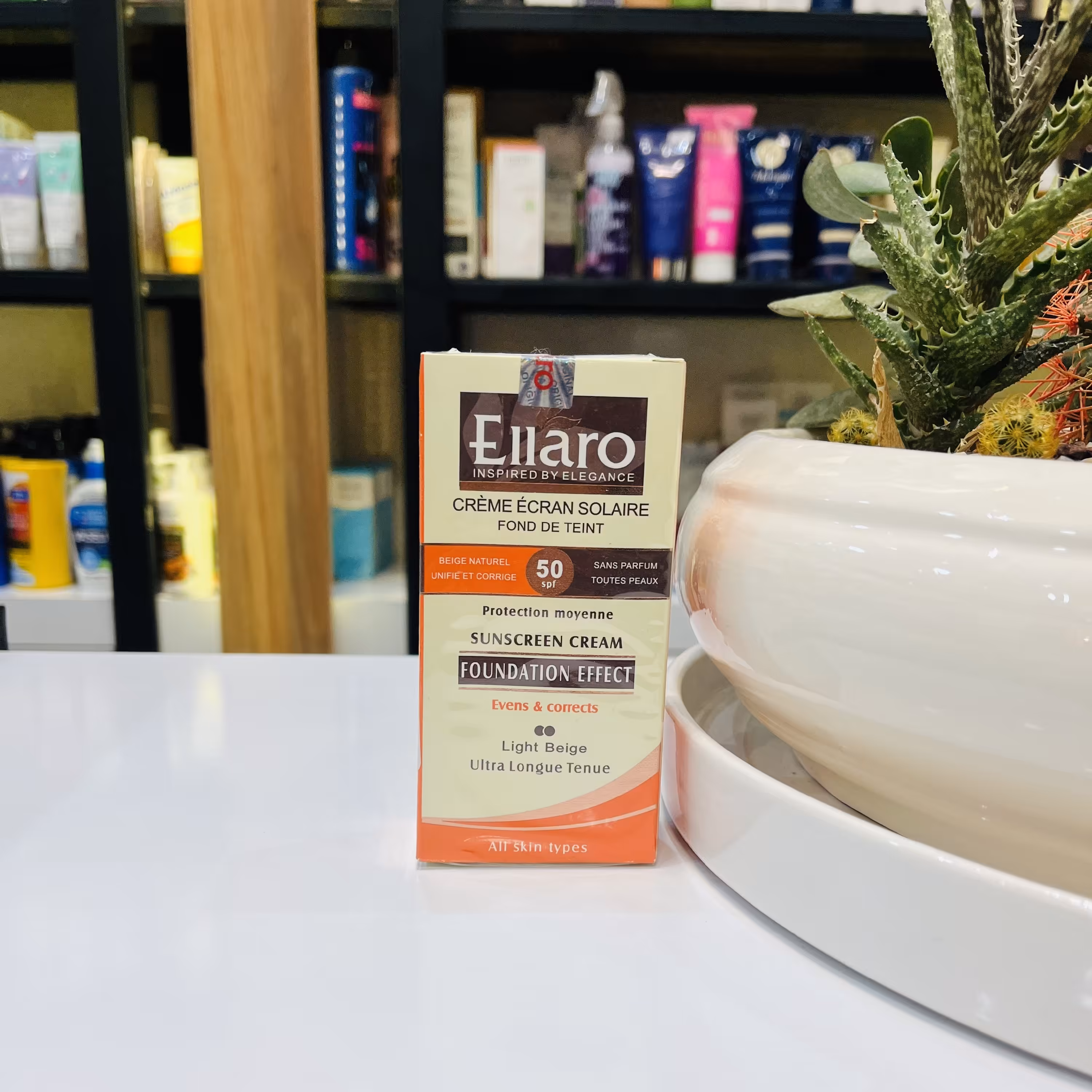 کرم ضد آفتاب رنگی الارو اس پی اف 50 مناسب انواع پوست رنگ بژ طبیعی 40 میلی لیتر