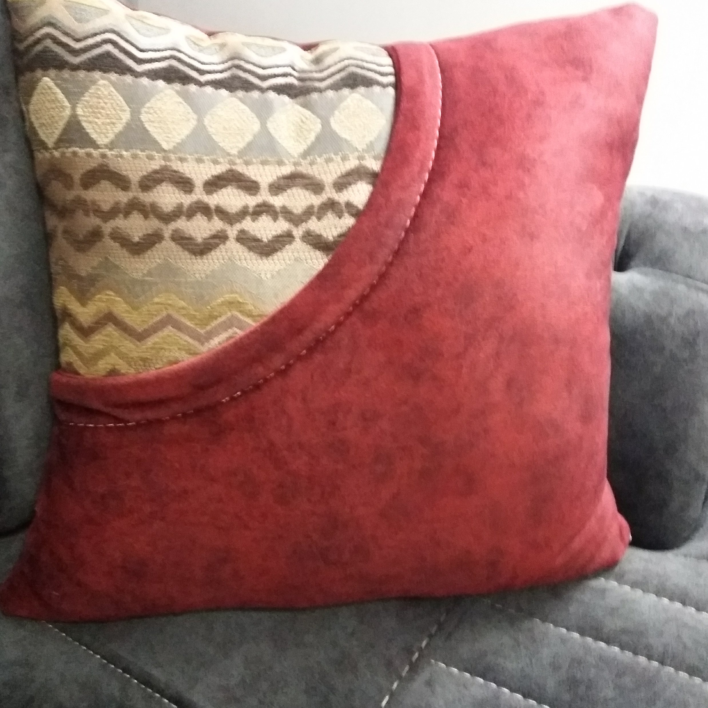 کاور کوسن تیکه دوزی  با پارچه مخمل مسکو قرمز وگلدار. ارسال رایگان