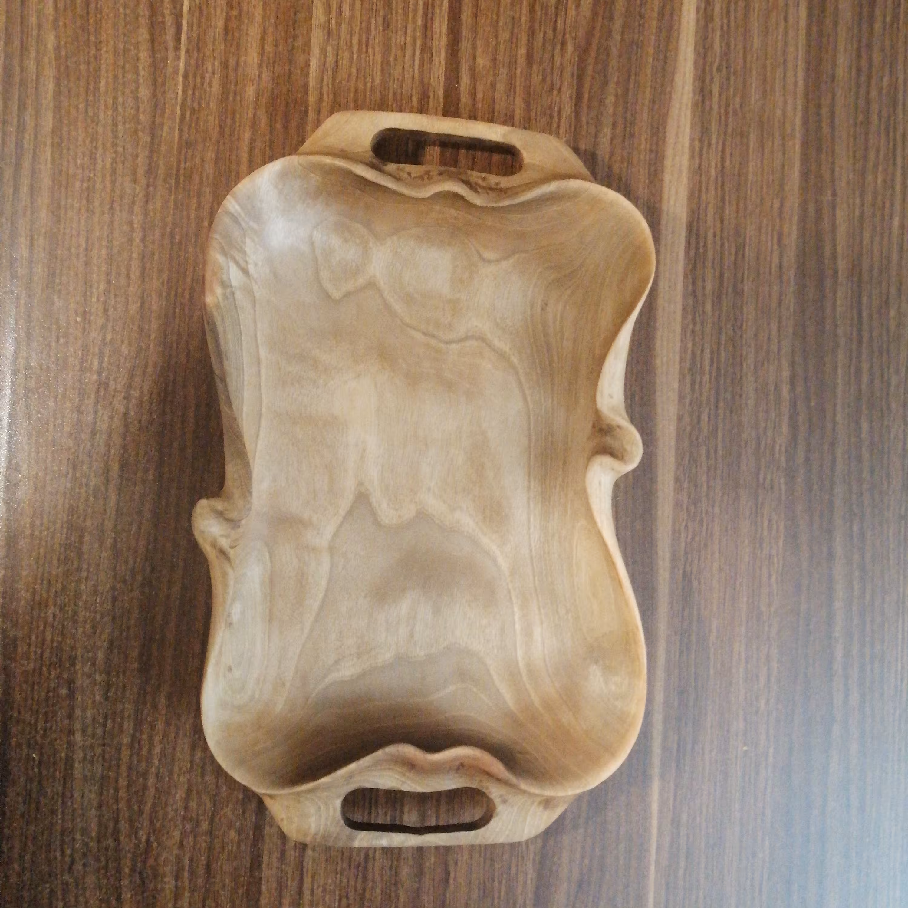 سینی دست ساز روستیک. مناسب برای میوه، چای، تنقلات، ساخته شده از چوب زیبای گردو