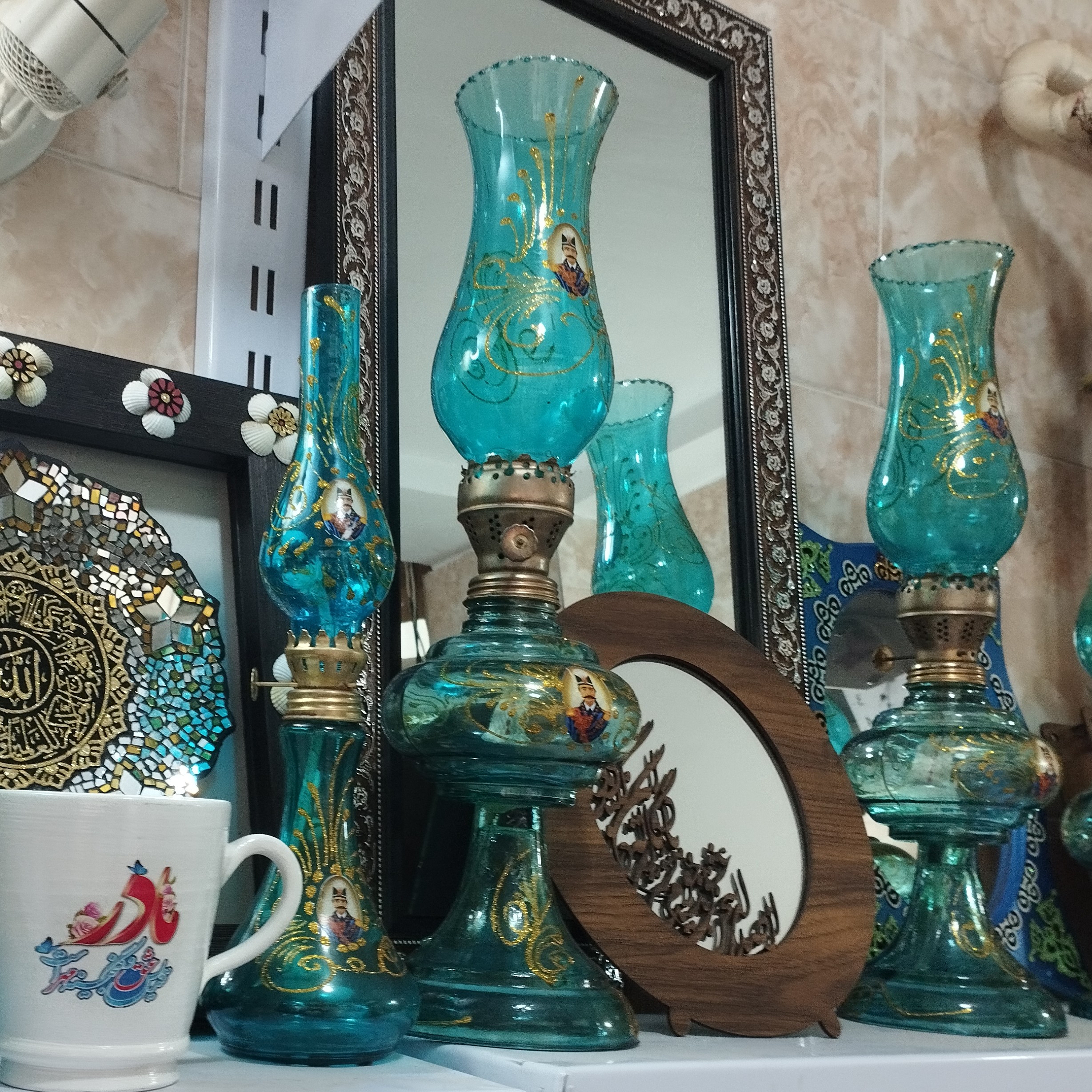 چراغ شیشه ای رنگی با نقاشی ودکوپاژونوستالژی وقابل استفاده30و40سانتیمتری بسیارزیبامناسب برای هدیه