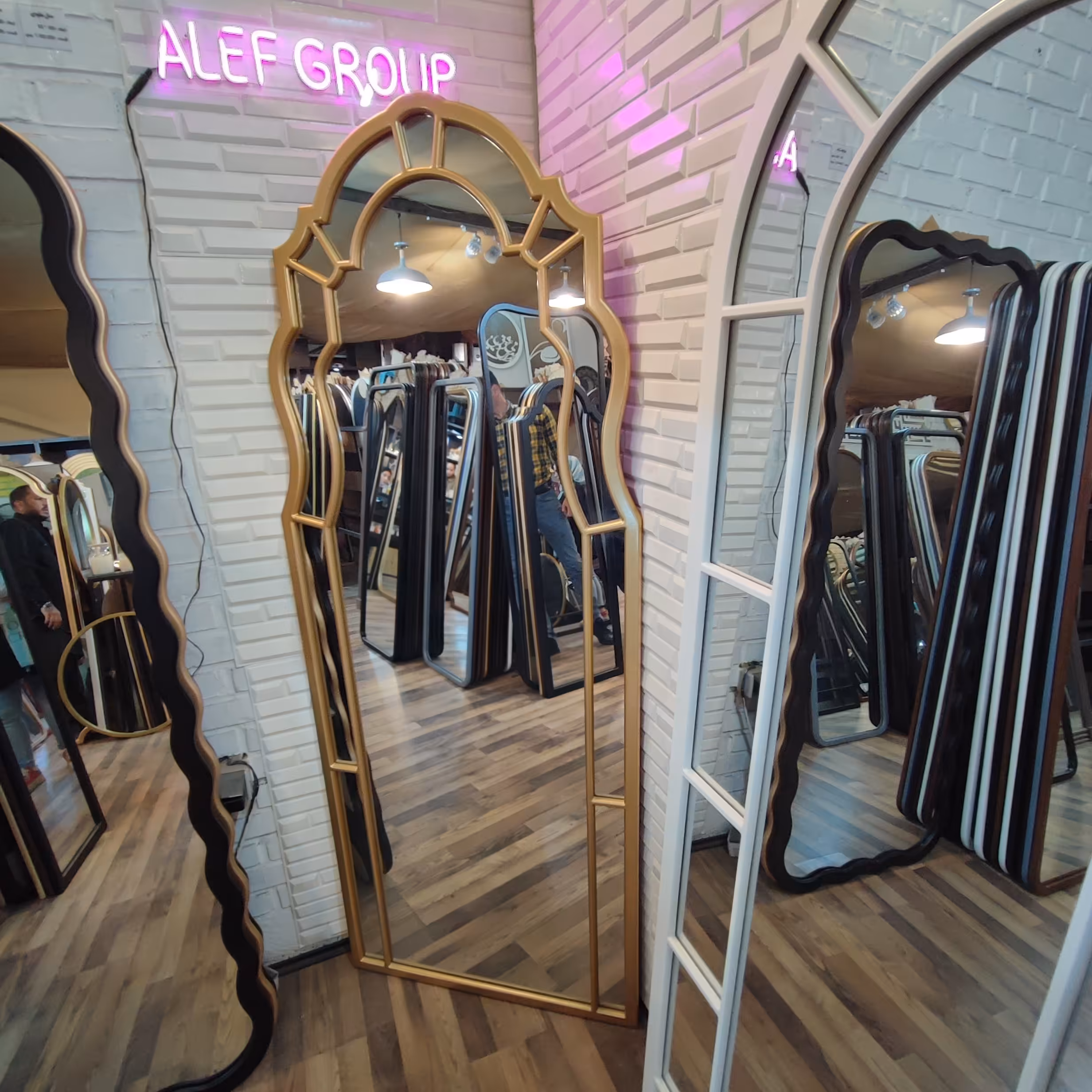 آینه قدی دیواری و ایستاده  . آینه لوکس و مدرن کرایه بار به عهده مشتری  ( ارسال کالا با پست تیپاکس یا باربری های شهری ) 