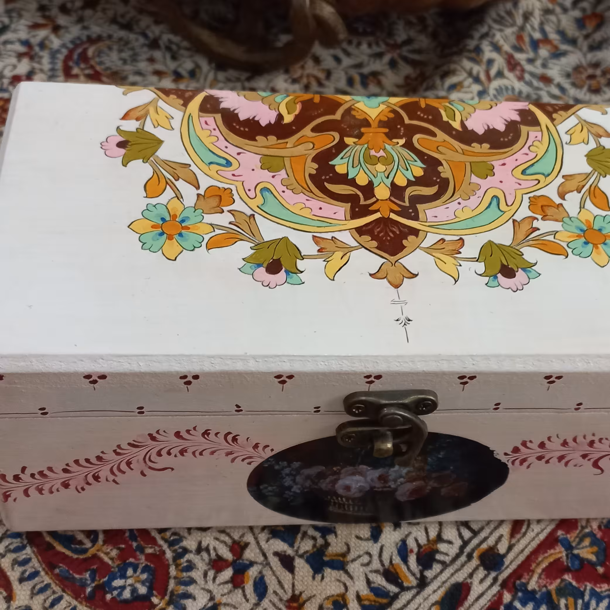 جعبه چوبی  تذهیب   رنگ زمینه صورتی  کم رنگ قابل شستشو با اسکاج  نرم