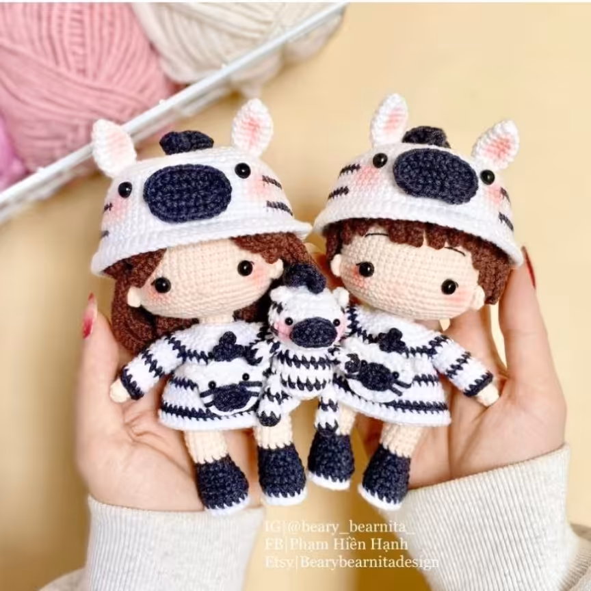 عروسک دستبافت با لباس گورخر قیمت درج شده مربوط به یک عروسک است