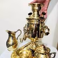 سماور برنجی فوق زیباو مارک دار یک ونیم لیتری باسرویس کامل .تزیینی دکوری