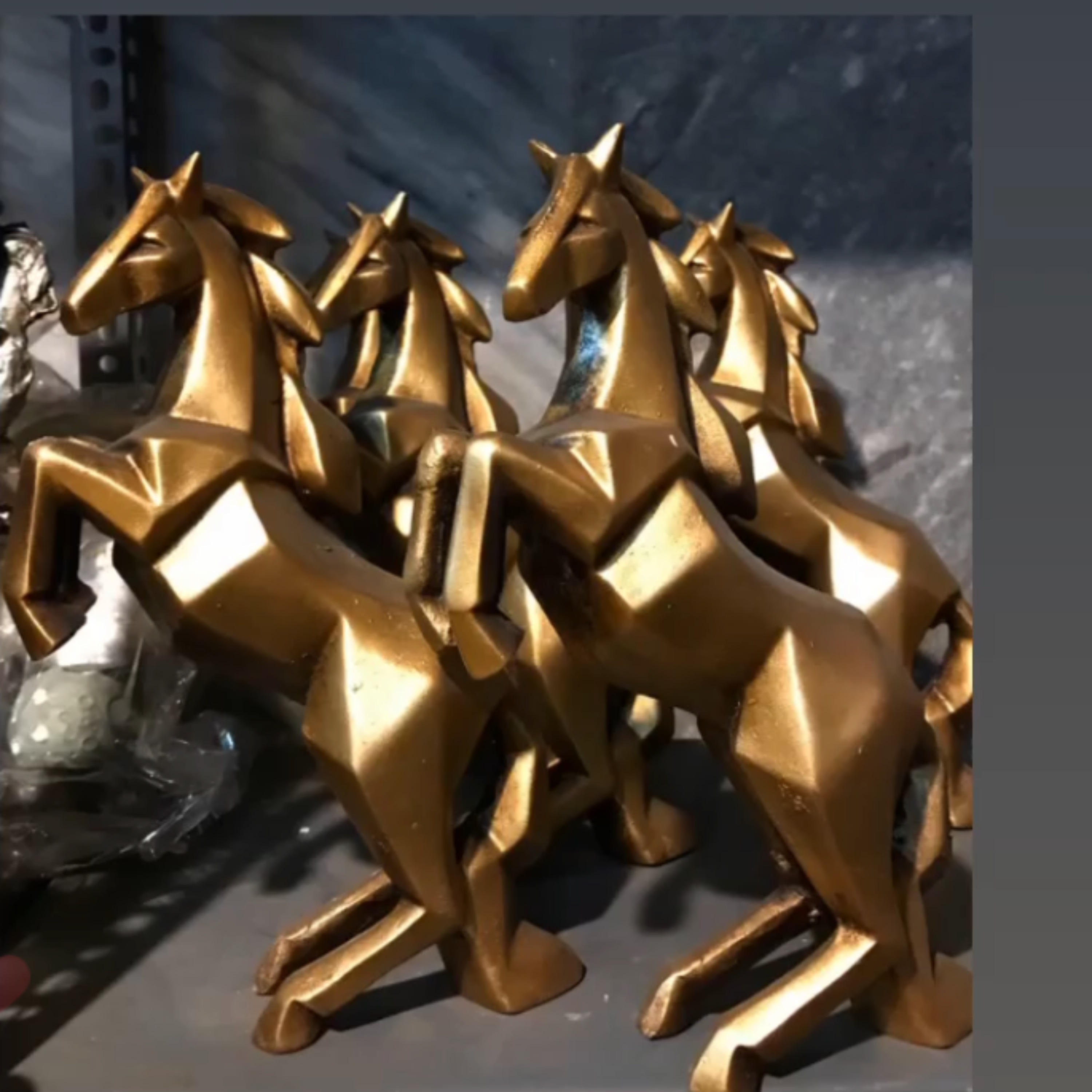 مجسمه طرح اسب ایستاده