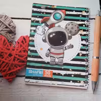 دفتر مشق 50 برگ سیمی شفیعی طرح فضانورد جلد طلقی 