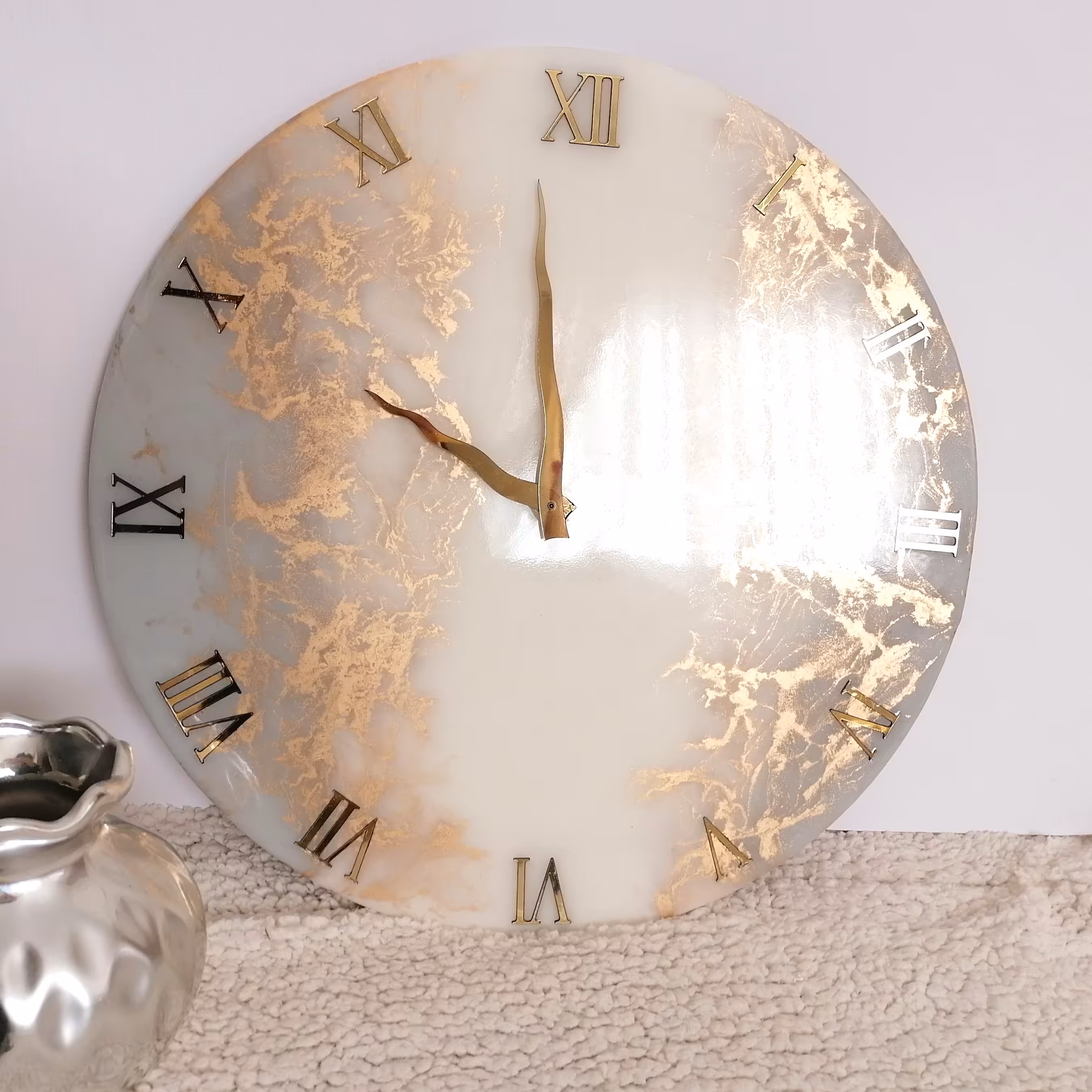 ساعت رزین ماربل طوسی طلایی