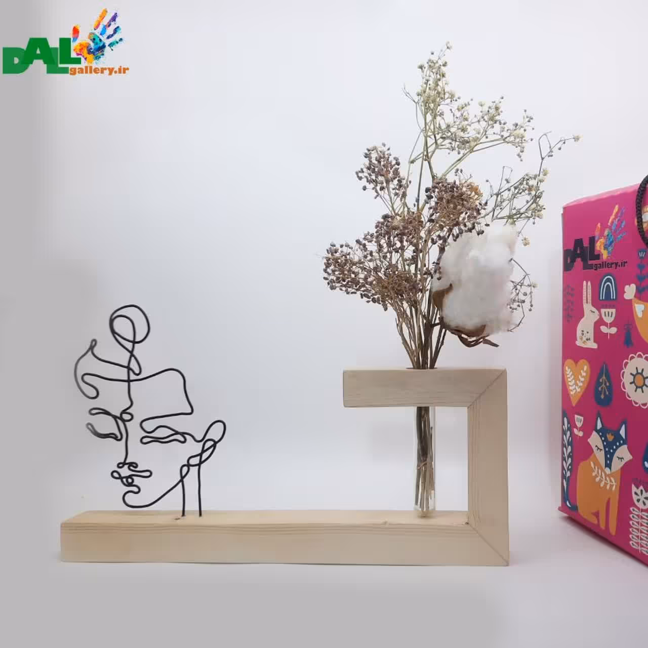 پایه گلدان دار چوبی با مجسمه سیمی طرح بانو