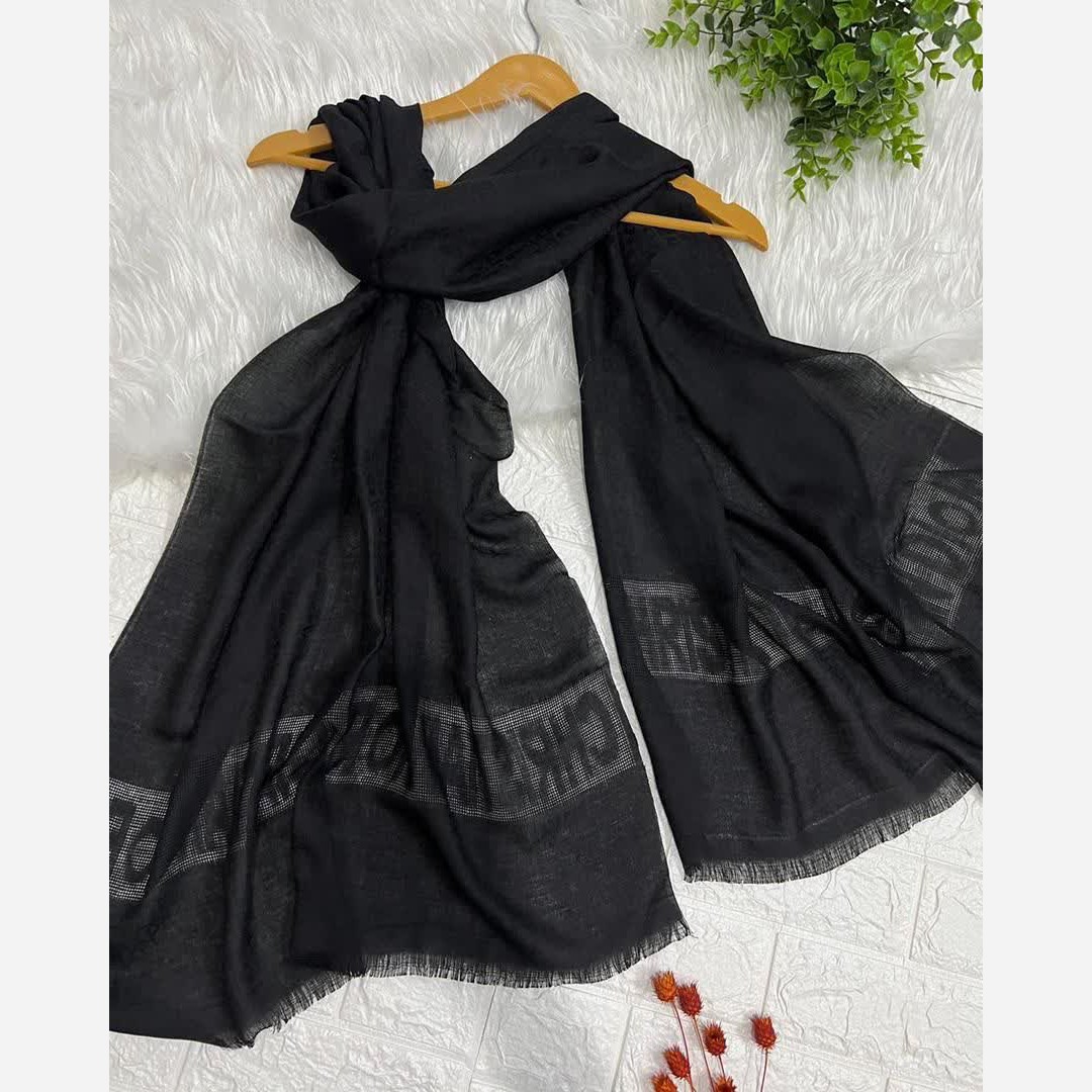 شال نخی مشکی طرح از خود