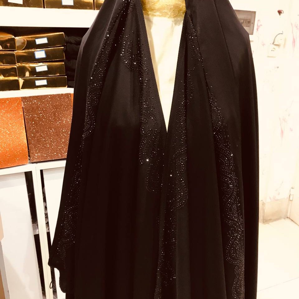 چادر نگین کاری شده