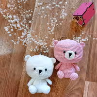 جا سوییچی طرح خرس فقط رنگ سفید موجود هست -بافته شده با کاموا ایرانی درجه یک-قابل شستشو-مناسب آویز برای کیف کودکان 