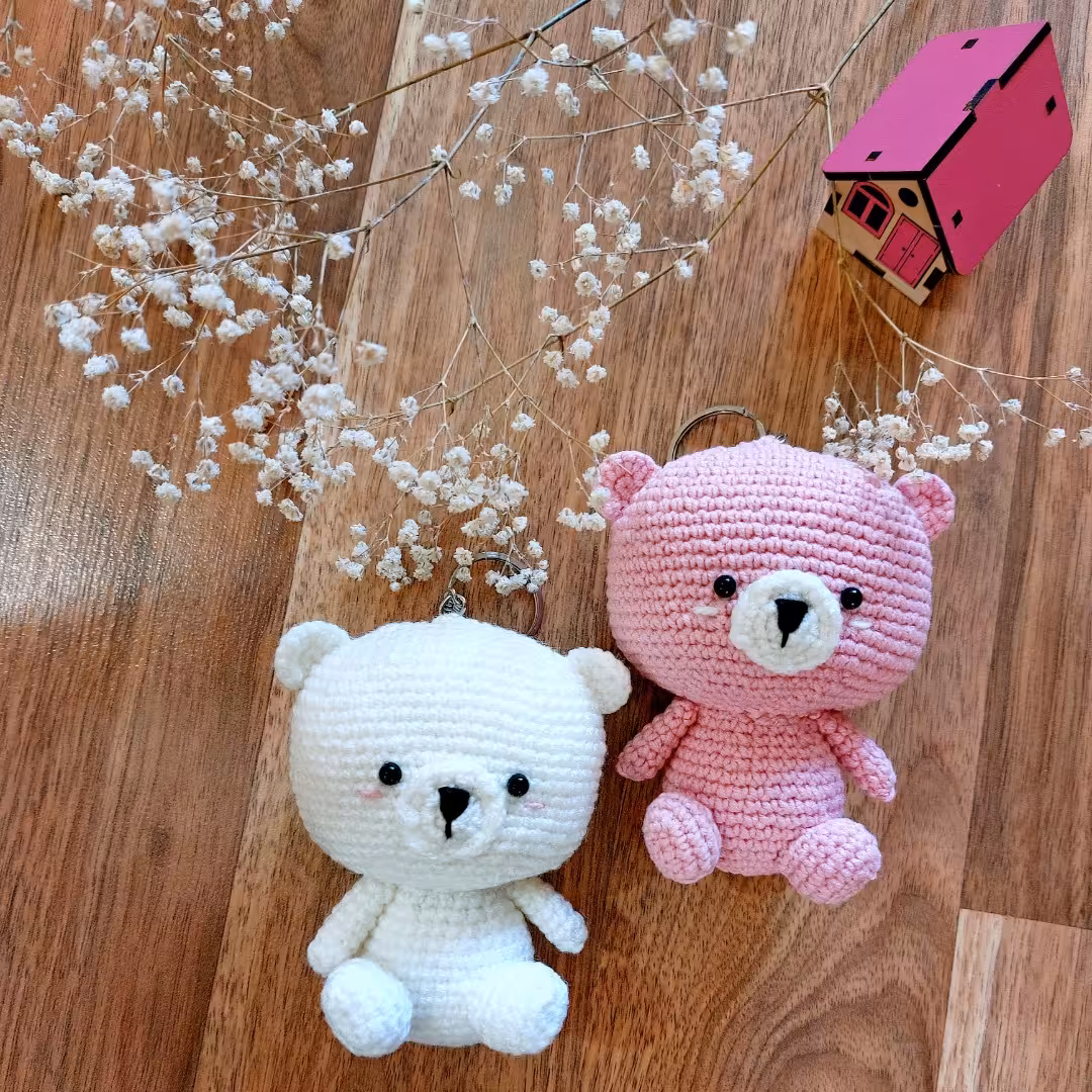 جا سوییچی طرح خرس فقط رنگ سفید موجود هست -بافته شده با کاموا ایرانی درجه یک-قابل شستشو-مناسب آویز برای کیف کودکان 