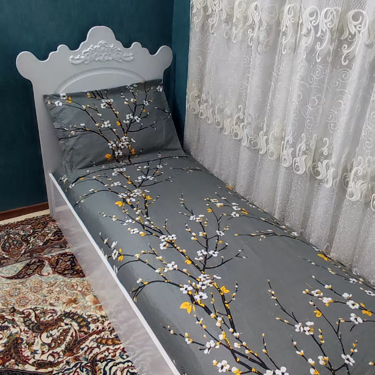 ملحفه تخت کشدار تک نفره طرح شکوفه طوسی تیره