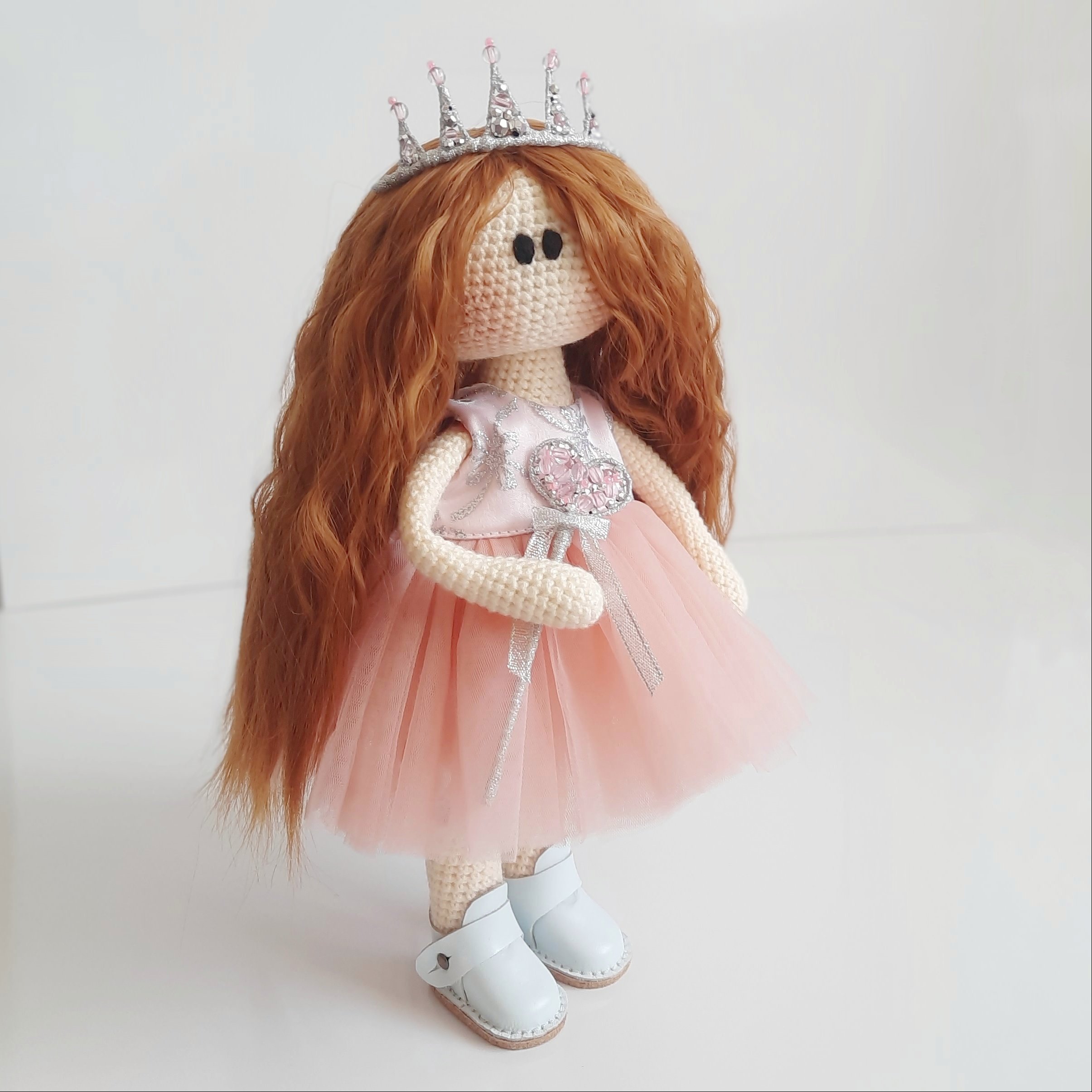 عروسک روسی دستباف پرنسس صورتی 30 سانتی متری با تاج و عصای قلبی و کفش دستدوز از چرم طبیعی 