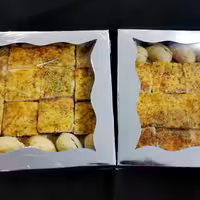 ترکیبی از شیرینی پسته خندان،کیک مربایی در جعبه شیک نقره ای