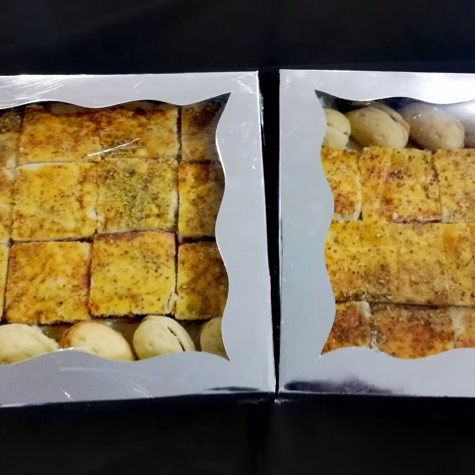 ترکیبی از شیرینی پسته خندان،کیک مربایی در جعبه شیک نقره ای