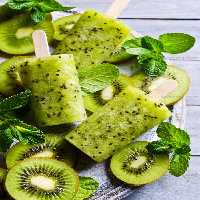 عکس با کیفیت بستنی میوه ای با برش های کیوی - گرافیک با طعم تربچه
