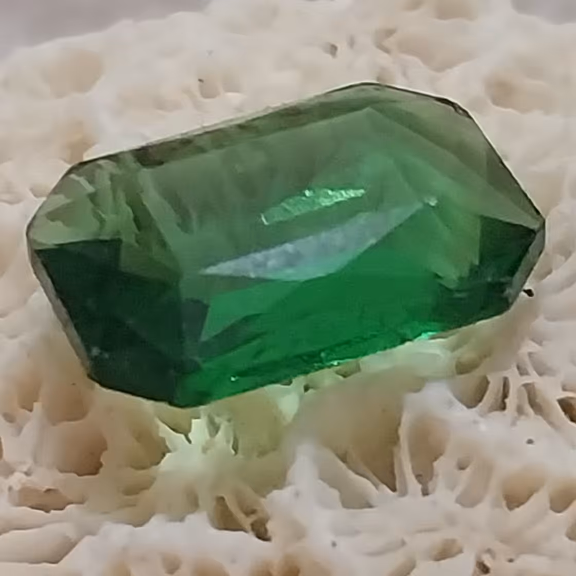 نگین زمرد برزیلی باگت تراش سنتاتیک