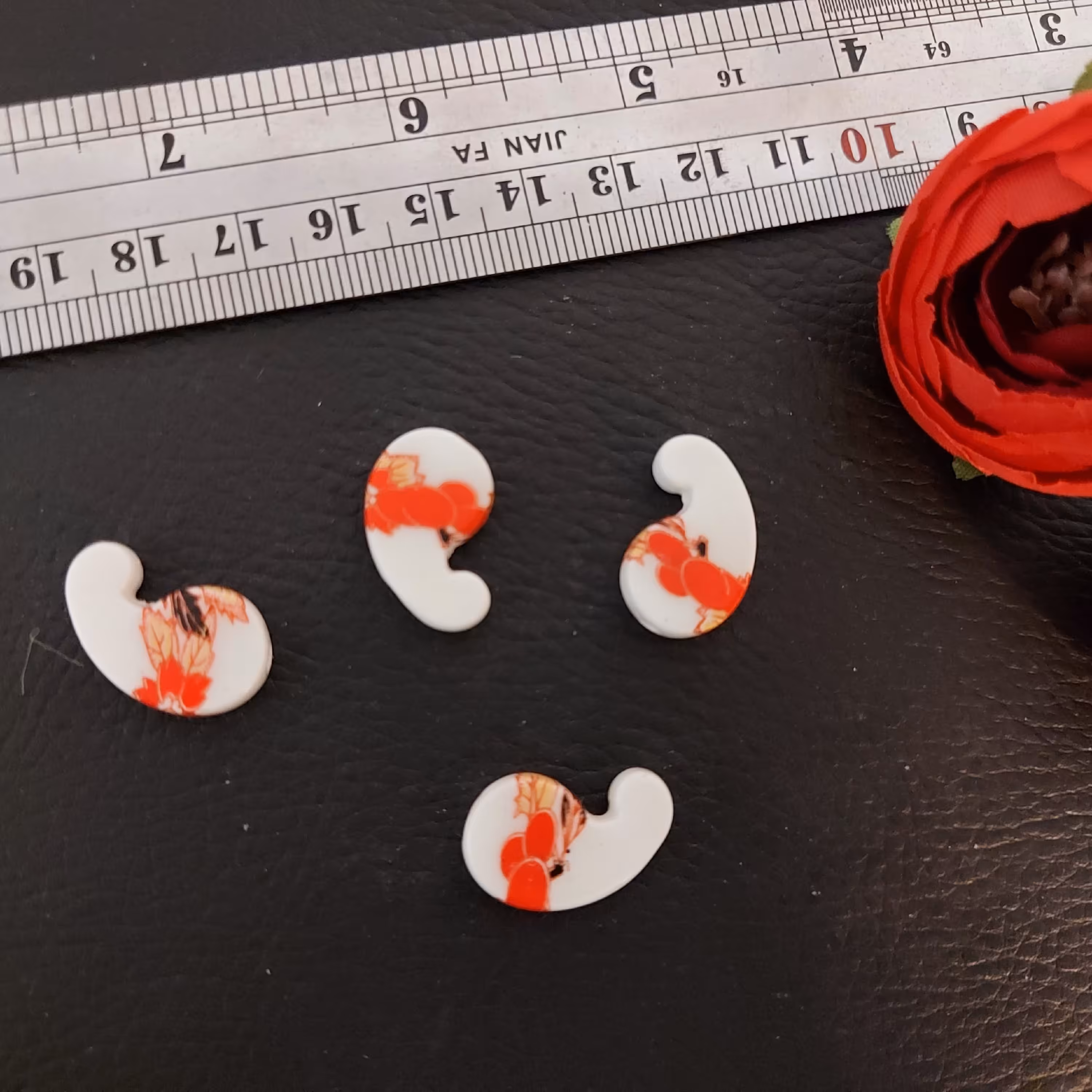 مهره سرامیکی بته جقه گلدار تکی