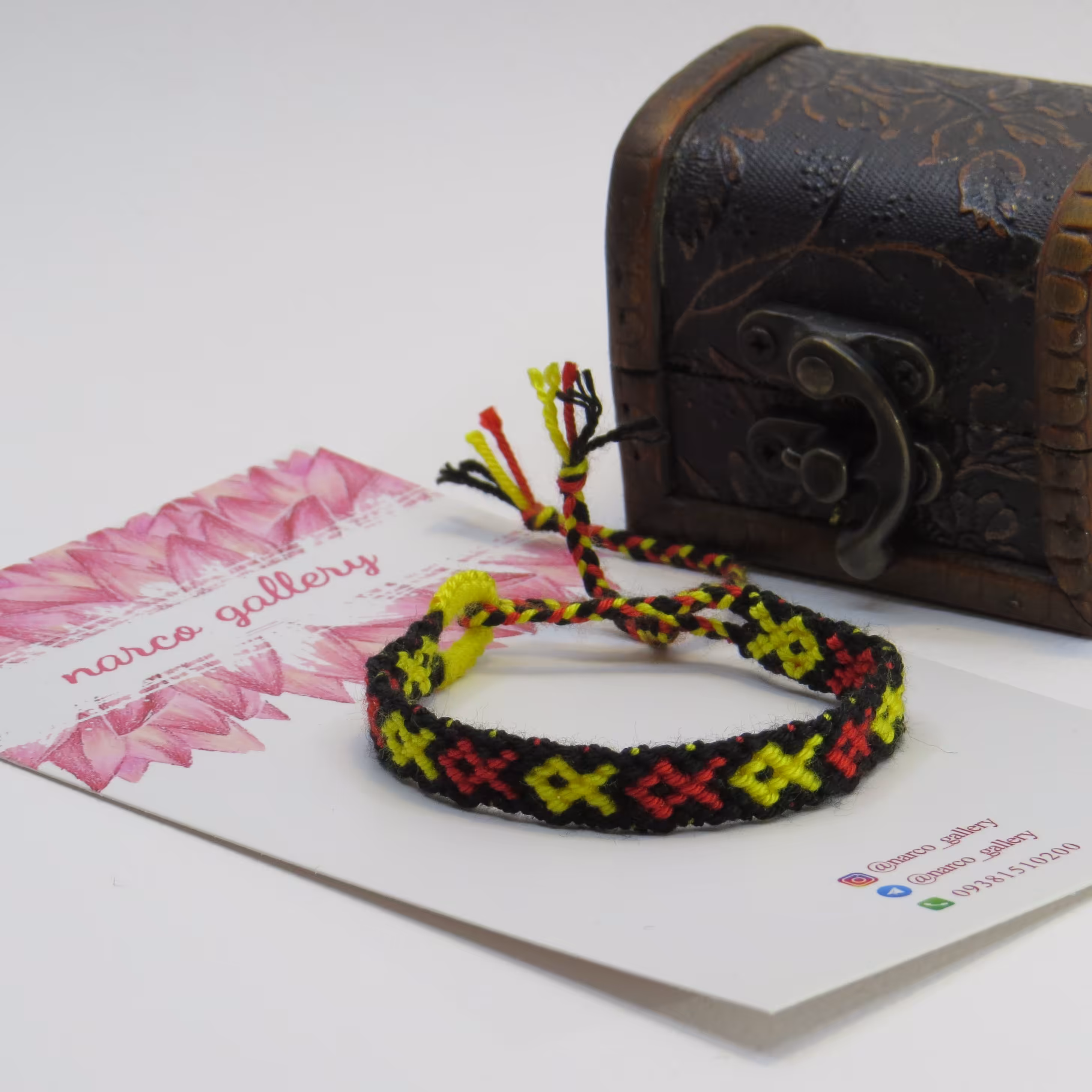 دستبند بافت زرد و مشکی