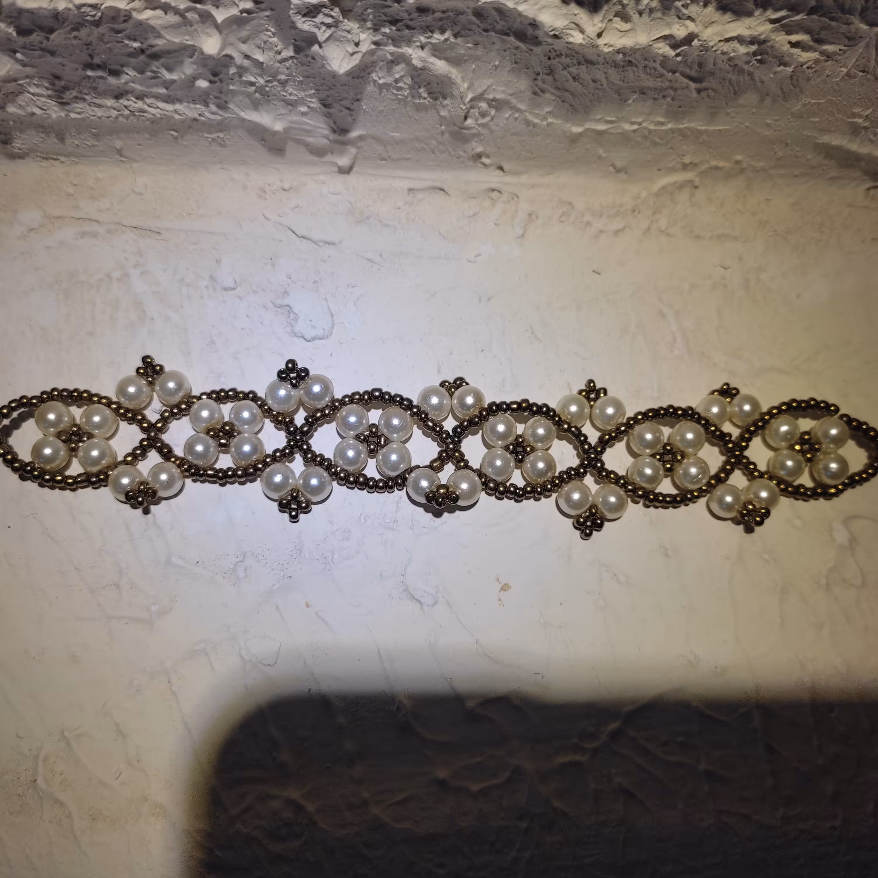 دستبند مروارید و منجوق دوزی شده کار دست