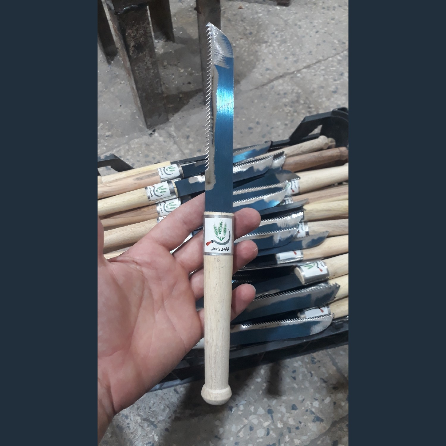 داس برای بریدن علف های هرز ، جنس ورق از فولاد فنر Ck75 و جنس دسته از چوب محکم و با دوام