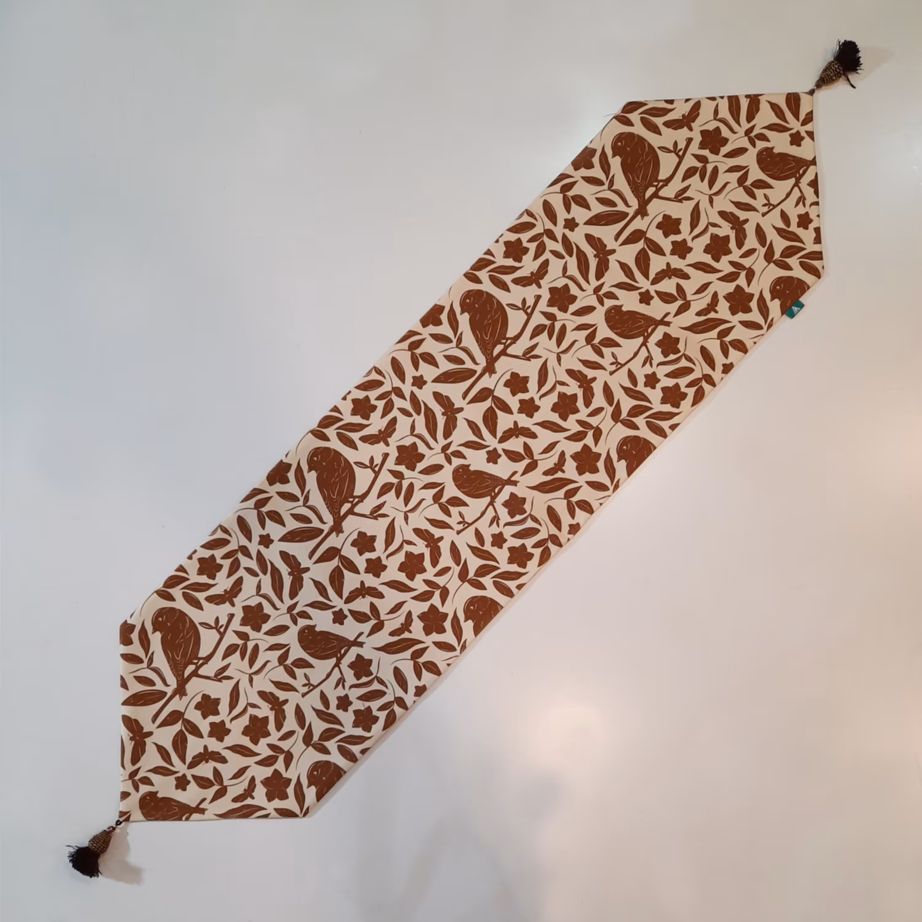 رانر مخمل آستر دار طرح پرنده قهوه ایی سایز 35X105 منگوله دار