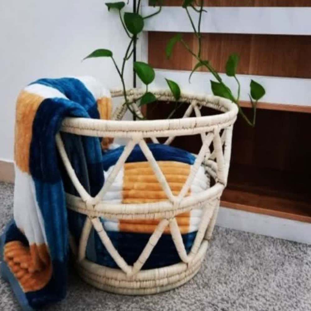 سبد حصیری (سبد کوسن مناسب جای لباس و عروسک و...) حدودا قطر 45 و ارتفاع 55
