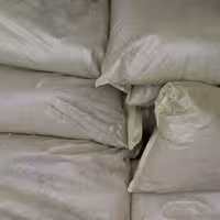 خاک پرورش  گلها ودر ختان آپارتمانی و باغچه در بسته های 4کیلویی با قیمتی بسیار مناسب چون بدون دخالت واسطه تهیه میکنم.