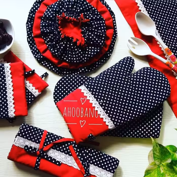 سرویس آشپزخونه طرح خالخالی زمینه مشکی با خالای سفید و ترکیب قرمز