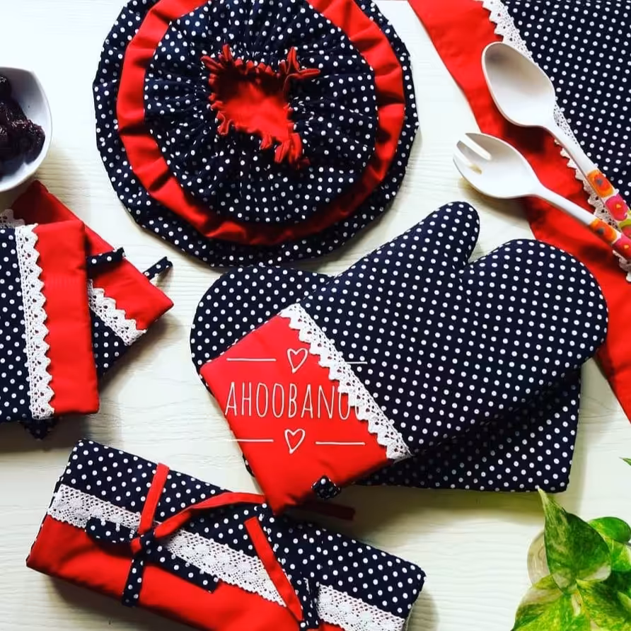 سرویس آشپزخونه طرح خالخالی زمینه مشکی با خالای سفید و ترکیب قرمز